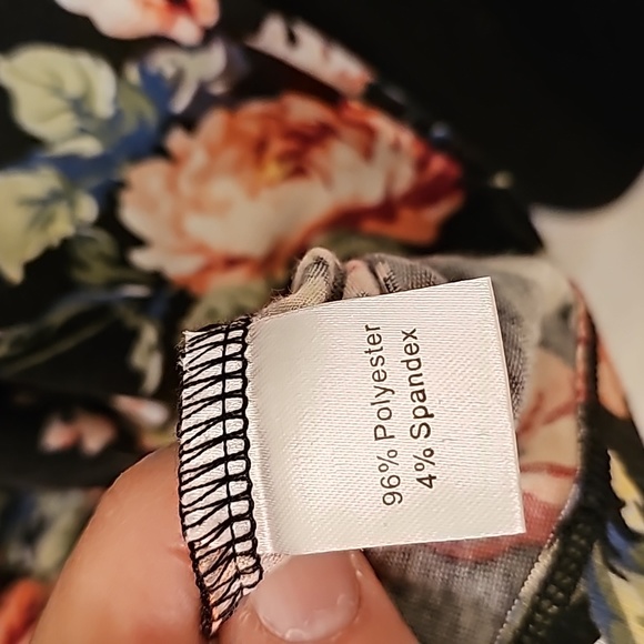 Womans Grace & Emma Peek A Boo Shoulder Floral Tunic Top. Size Large. - Picture 6 of 7